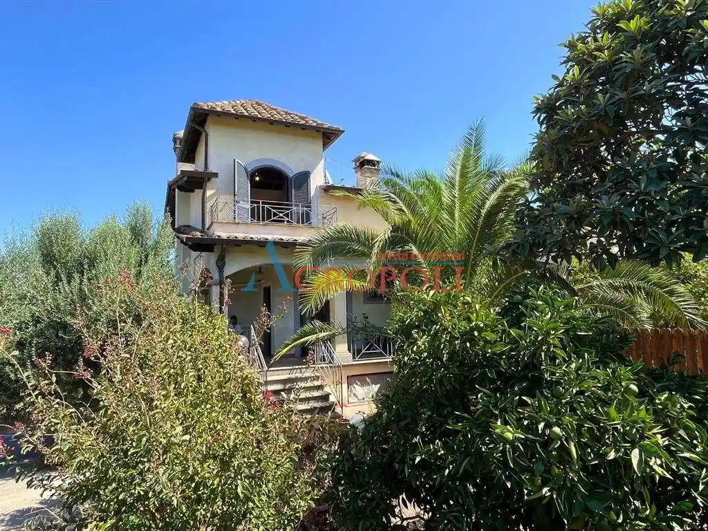 Villa in vendita a Anguillara Sabazia
