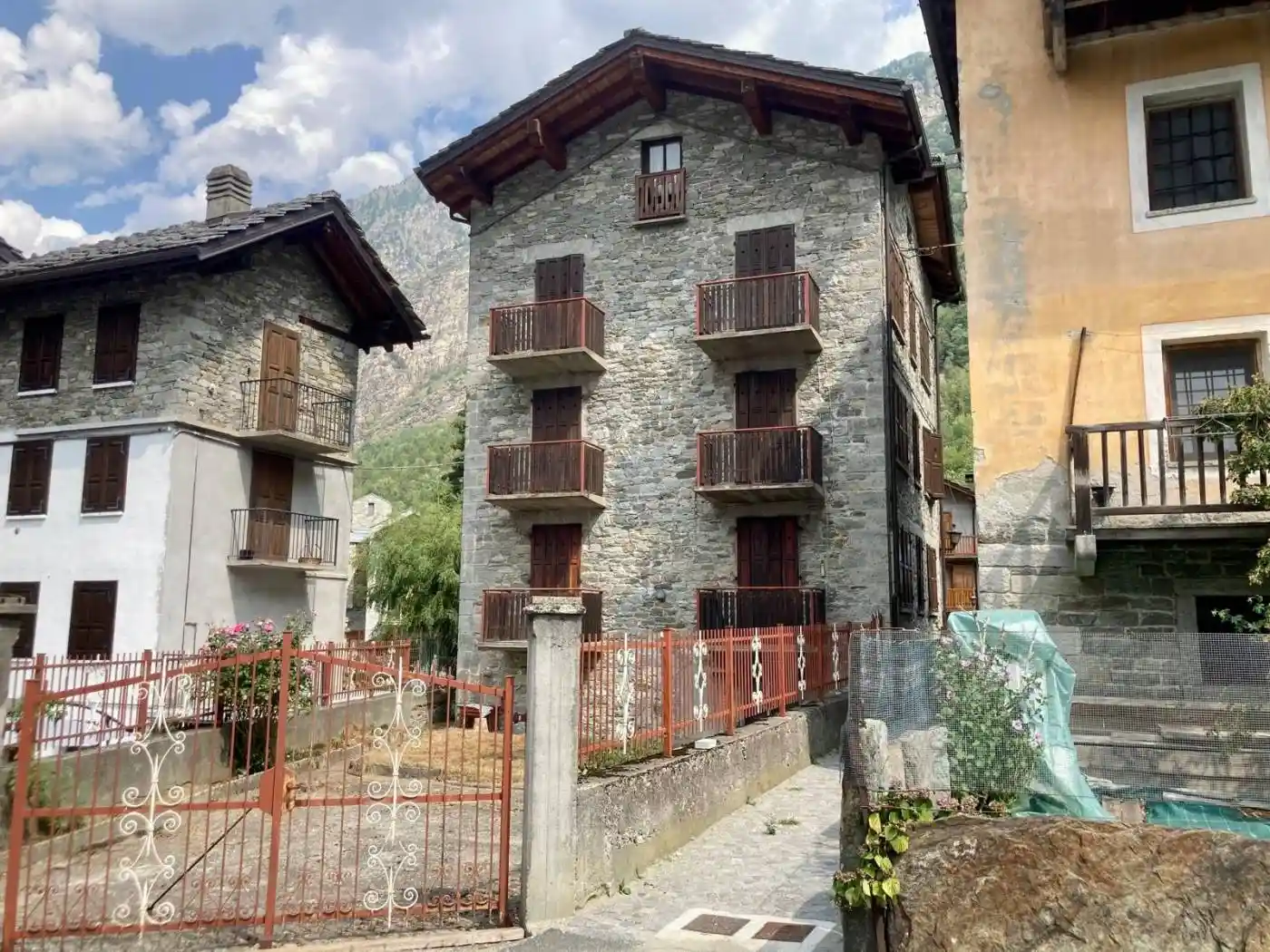 Palazzo - Edificio in vendita a Gaby
