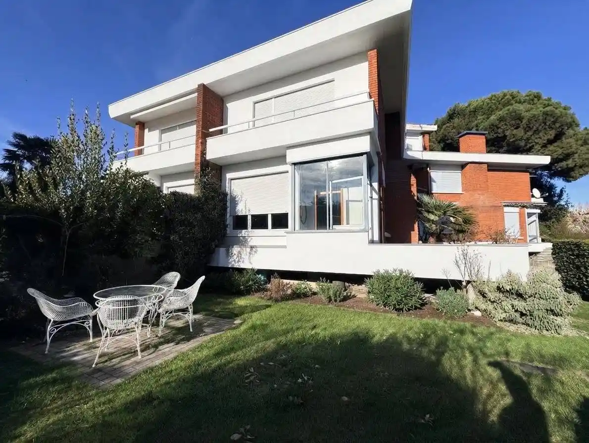Villa in vendita a Dormelletto