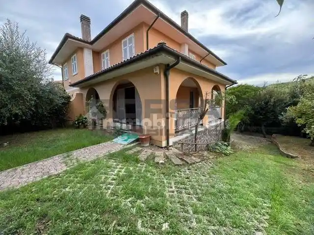Casa indipendente in vendita a Livorno