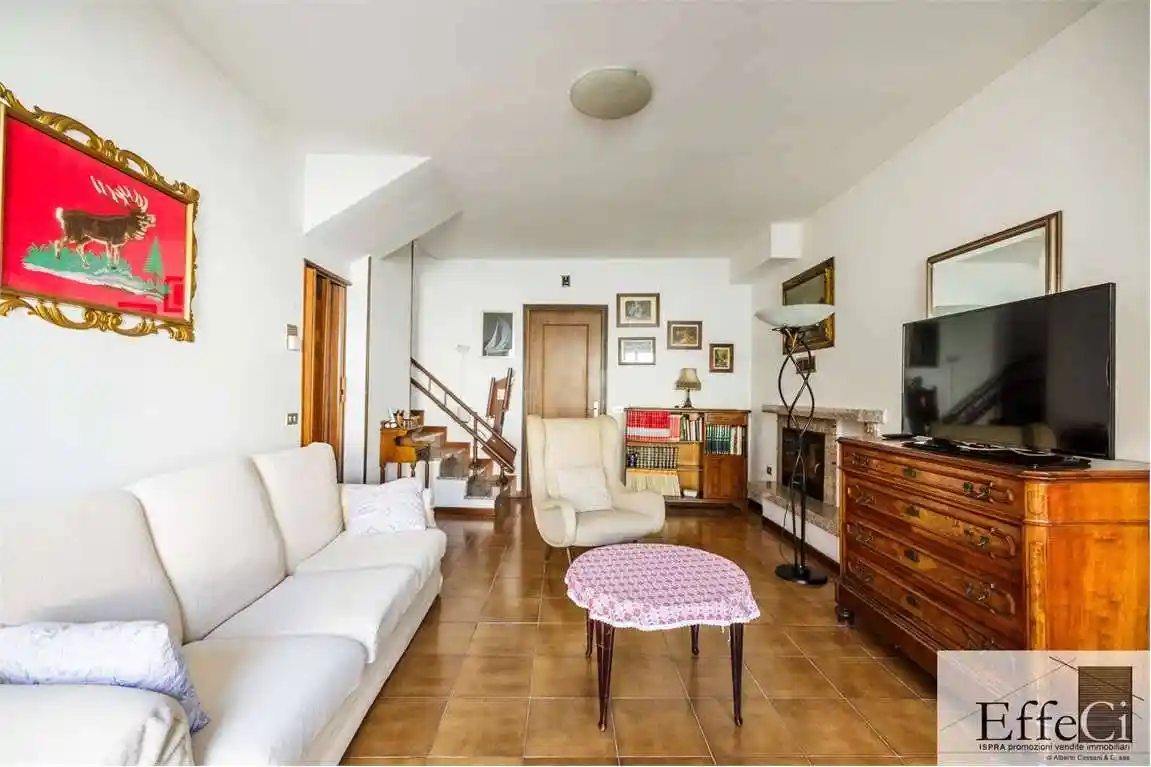 Casa indipendente in vendita a Brebbia