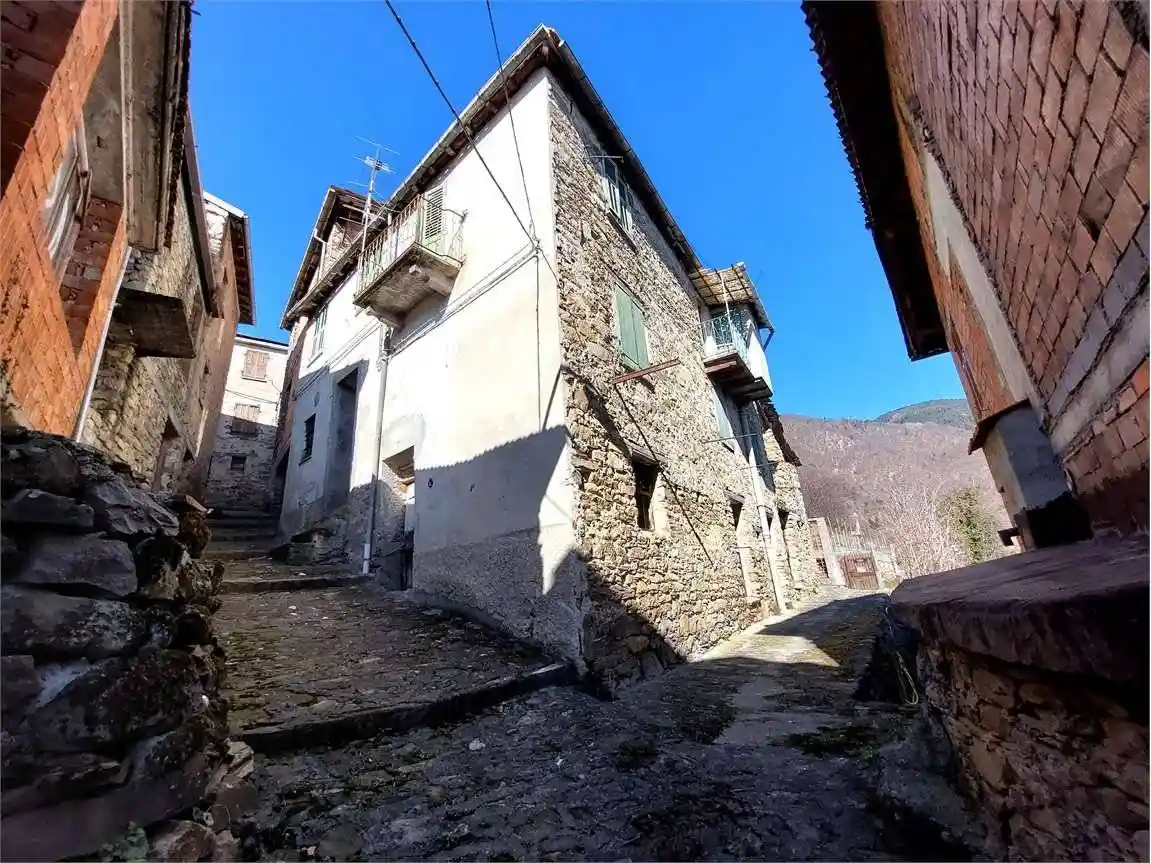 Casa indipendente in vendita a Mendatica