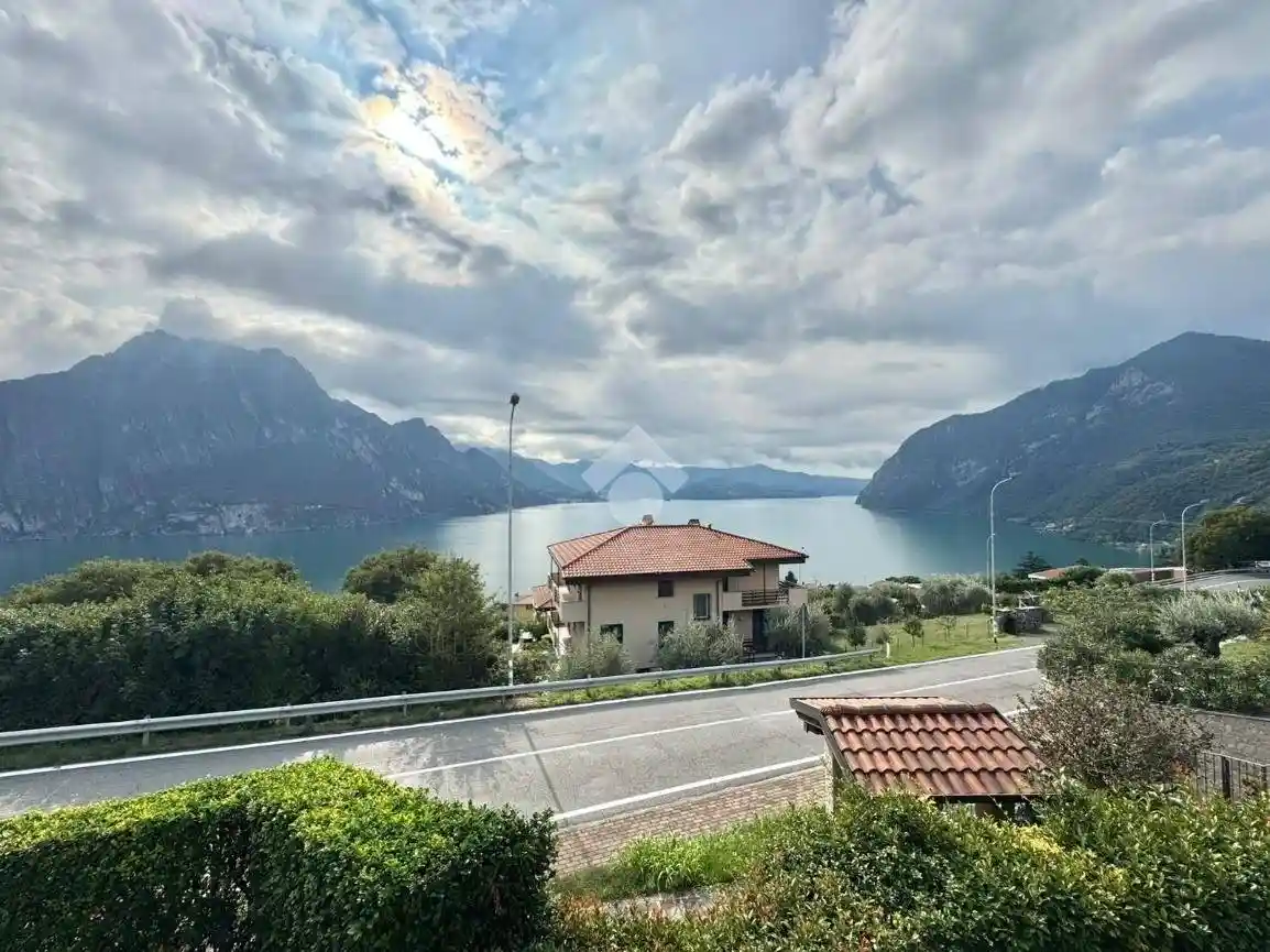 Appartamento in vendita a Riva di Solto