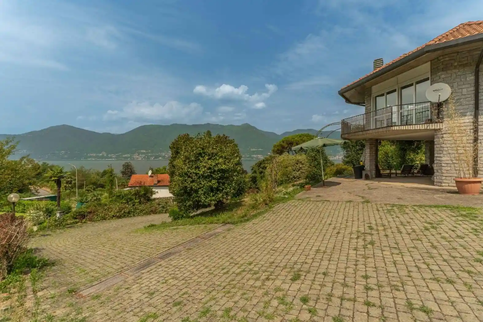 Villa in vendita a Brezzo di Bedero