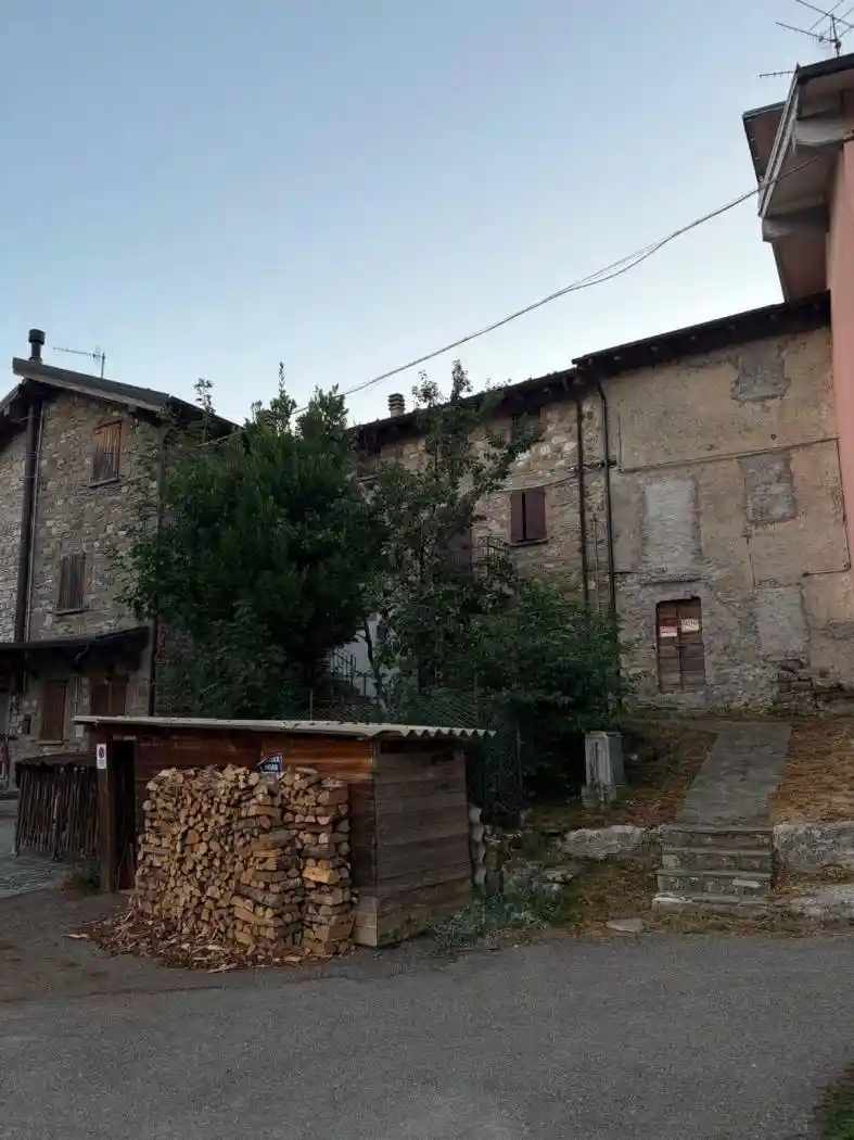 Palazzo - Edificio in vendita a Ventasso
