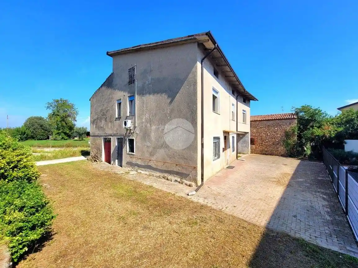 Casa indipendente in vendita a Castelnuovo del Garda