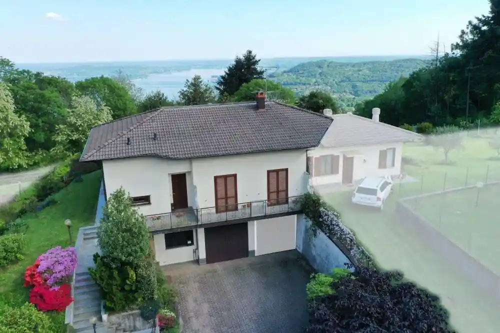 Villa in vendita a Nebbiuno