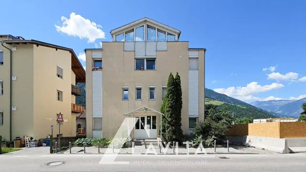 Palazzo - Edificio in vendita a Lasa