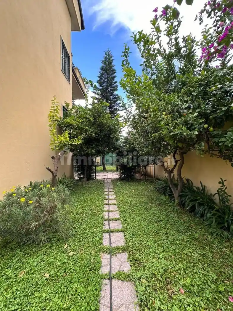 Palazzo - Edificio in vendita a Giugliano in Campania