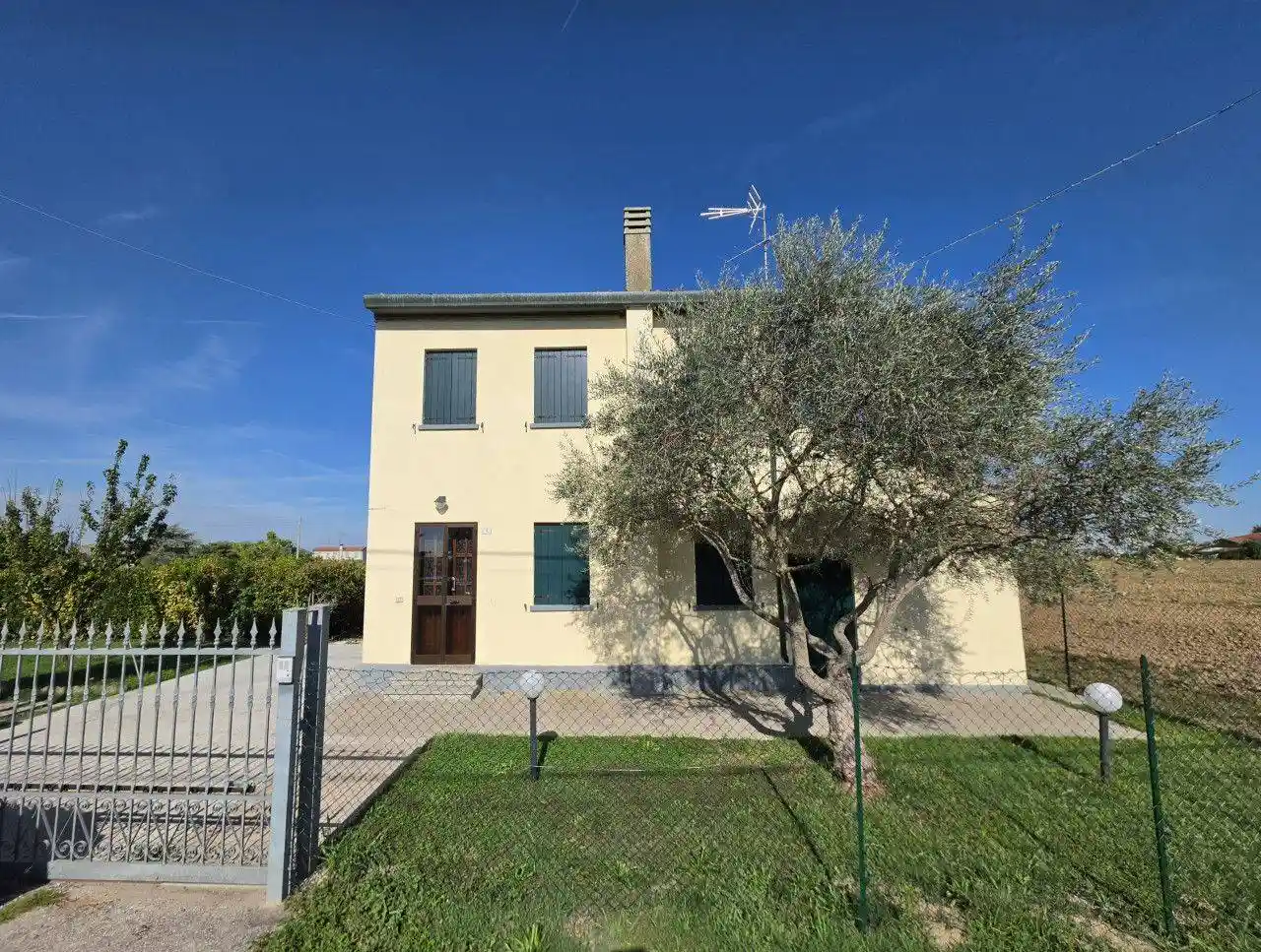 Casa indipendente in affitto a Villa Estense