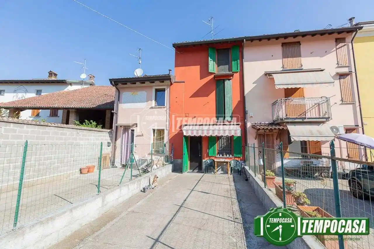 Casa indipendente in vendita a Azzanello