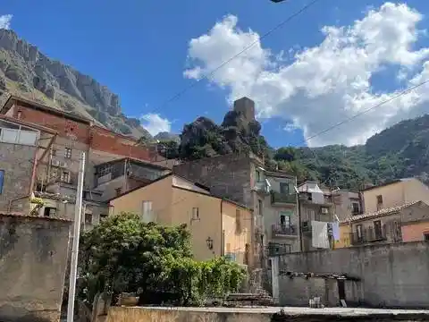 Palazzo - Edificio in vendita a Alcara li Fusi