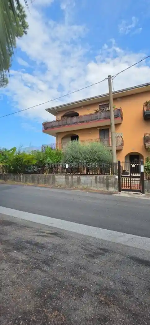 Palazzo - Edificio in vendita a Aci Sant'Antonio