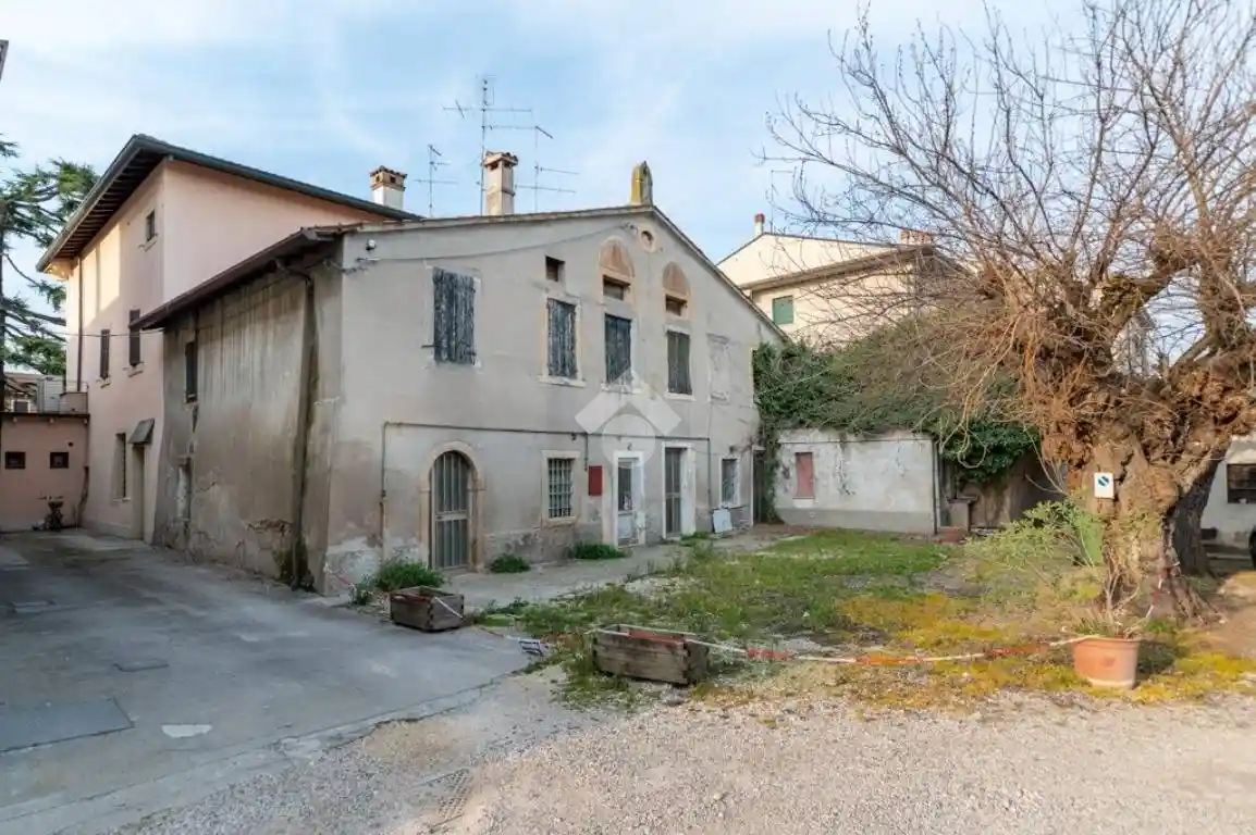 Casa indipendente in vendita a Villafranca di Verona