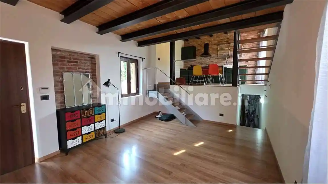 Casa indipendente in affitto a Cazzago Brabbia