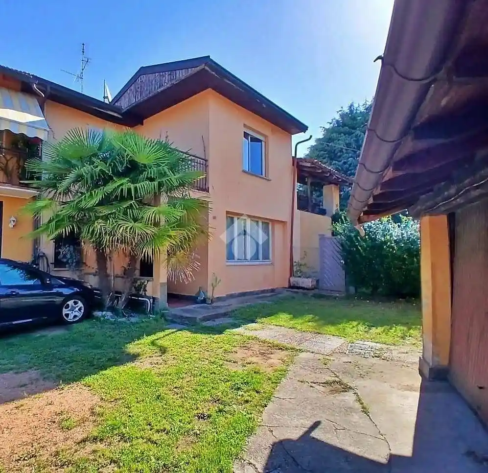 Casa indipendente in vendita a Cadrezzate con Osmate