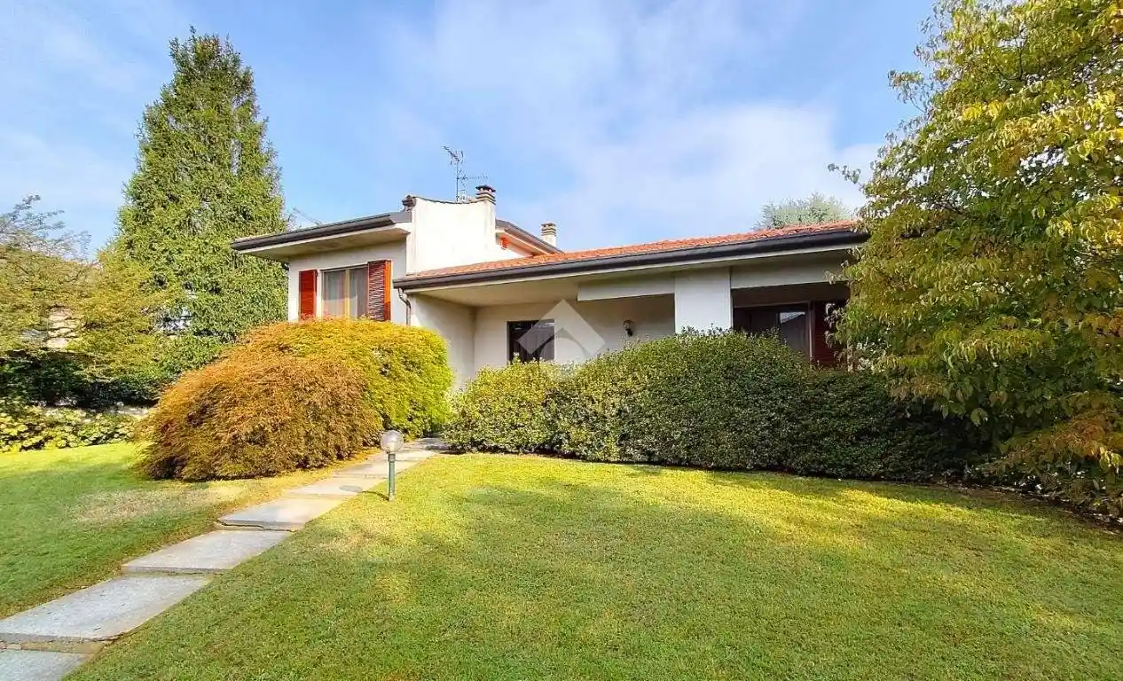 Villa in vendita a Lazzate