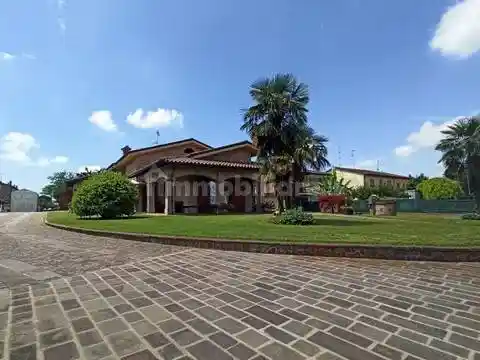 Villa in vendita a Cento
