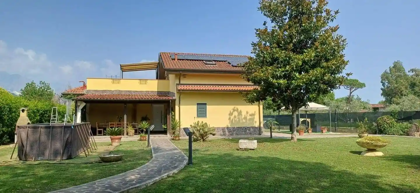 Villa in vendita a Carrara