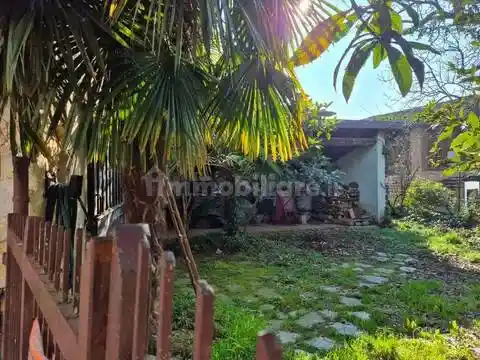 Villa in vendita a Carezzano