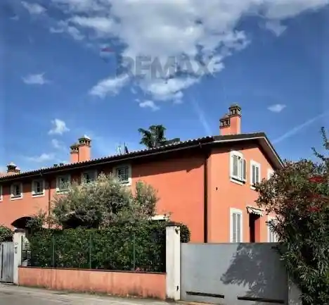 Casa indipendente in vendita a Foligno