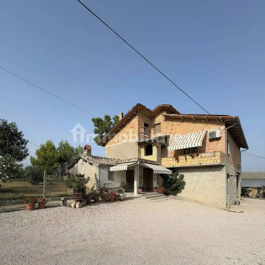 Rustico - Casale in vendita a Bellante