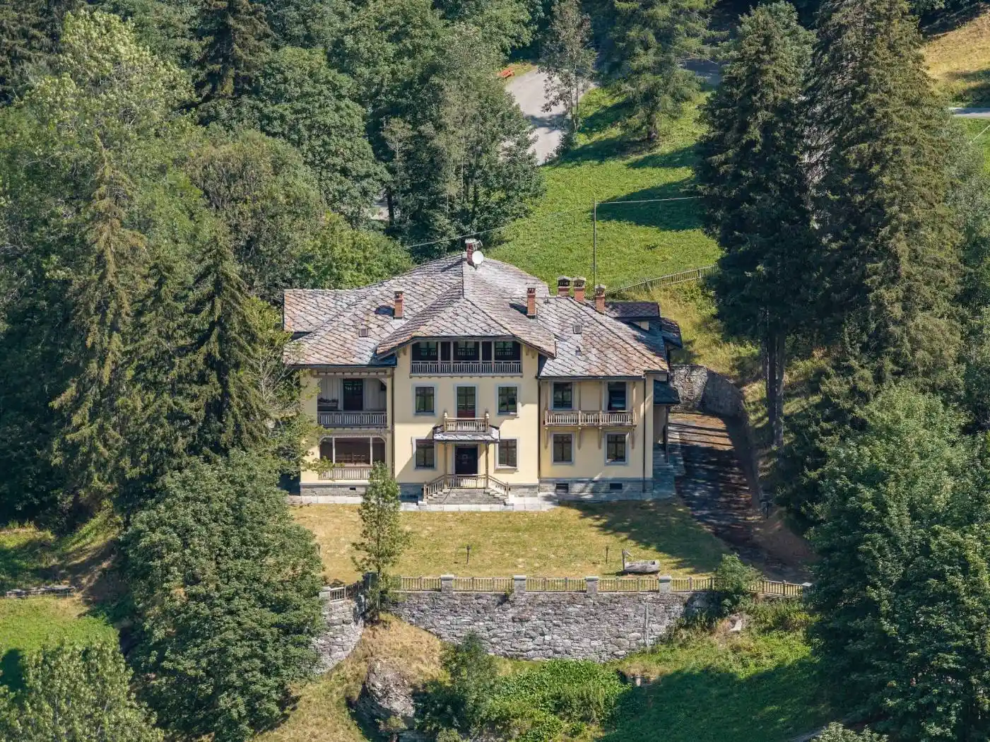 Palazzo - Edificio in vendita a Gressoney-Saint-Jean