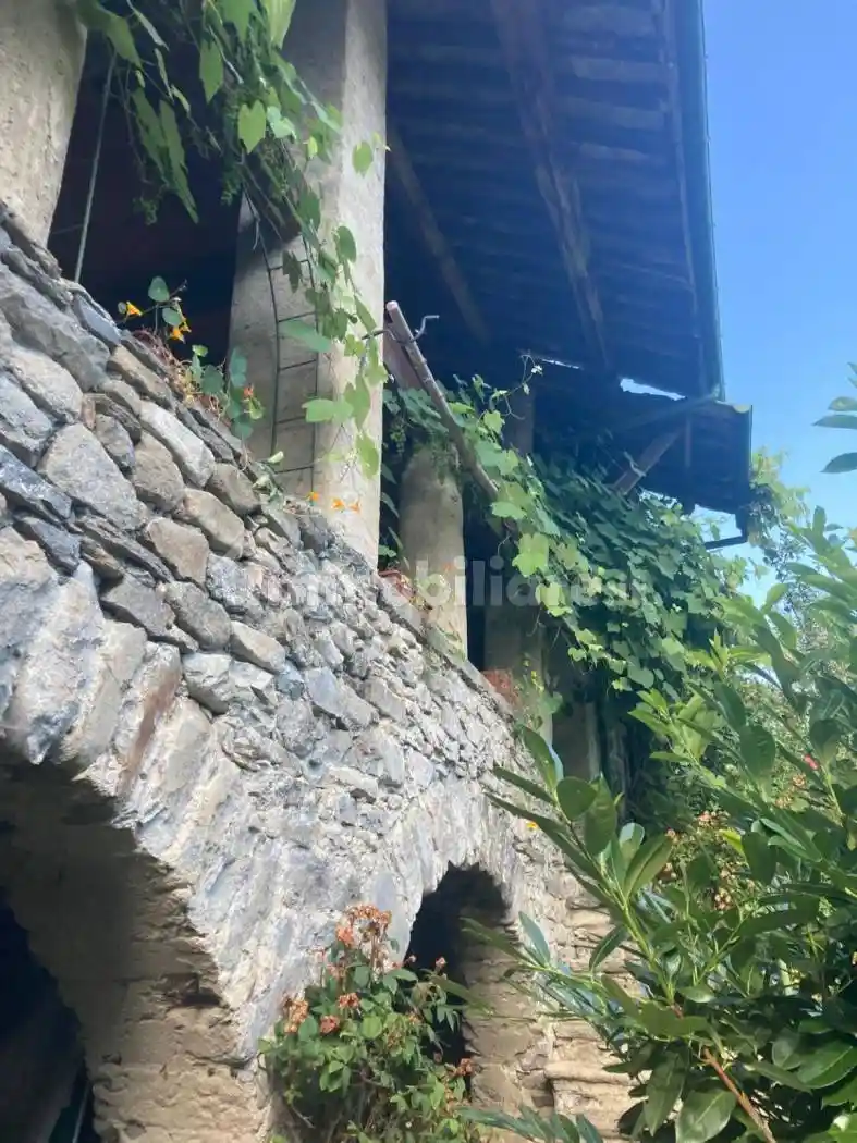 Casa indipendente in vendita a Valchiusa