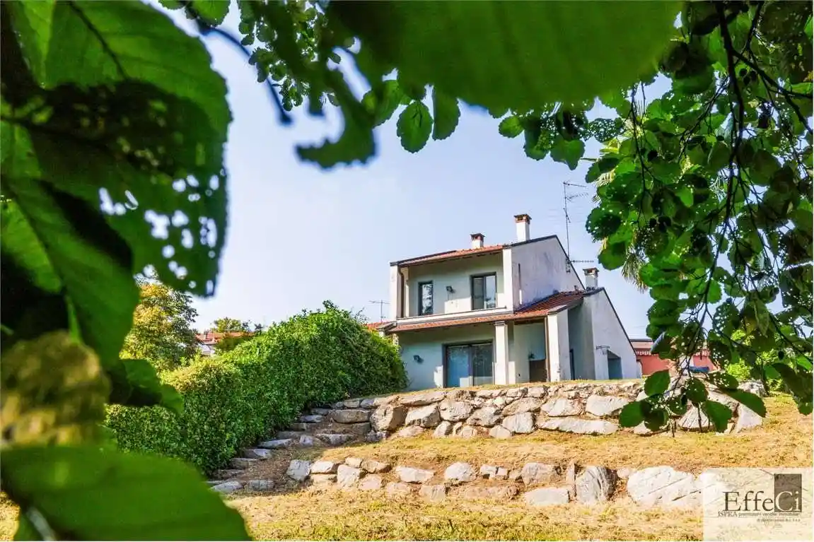 Villa in vendita a Biandronno