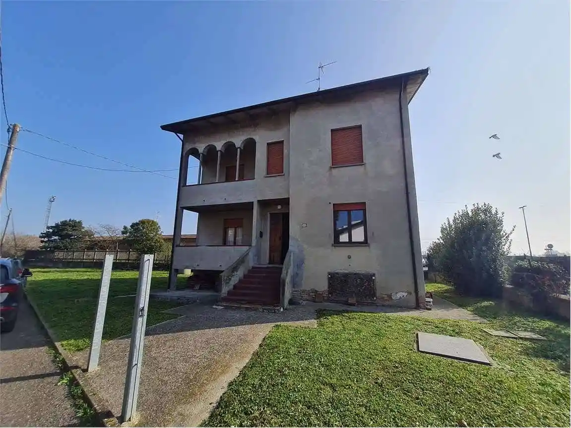 Casa indipendente in affitto a Rolo