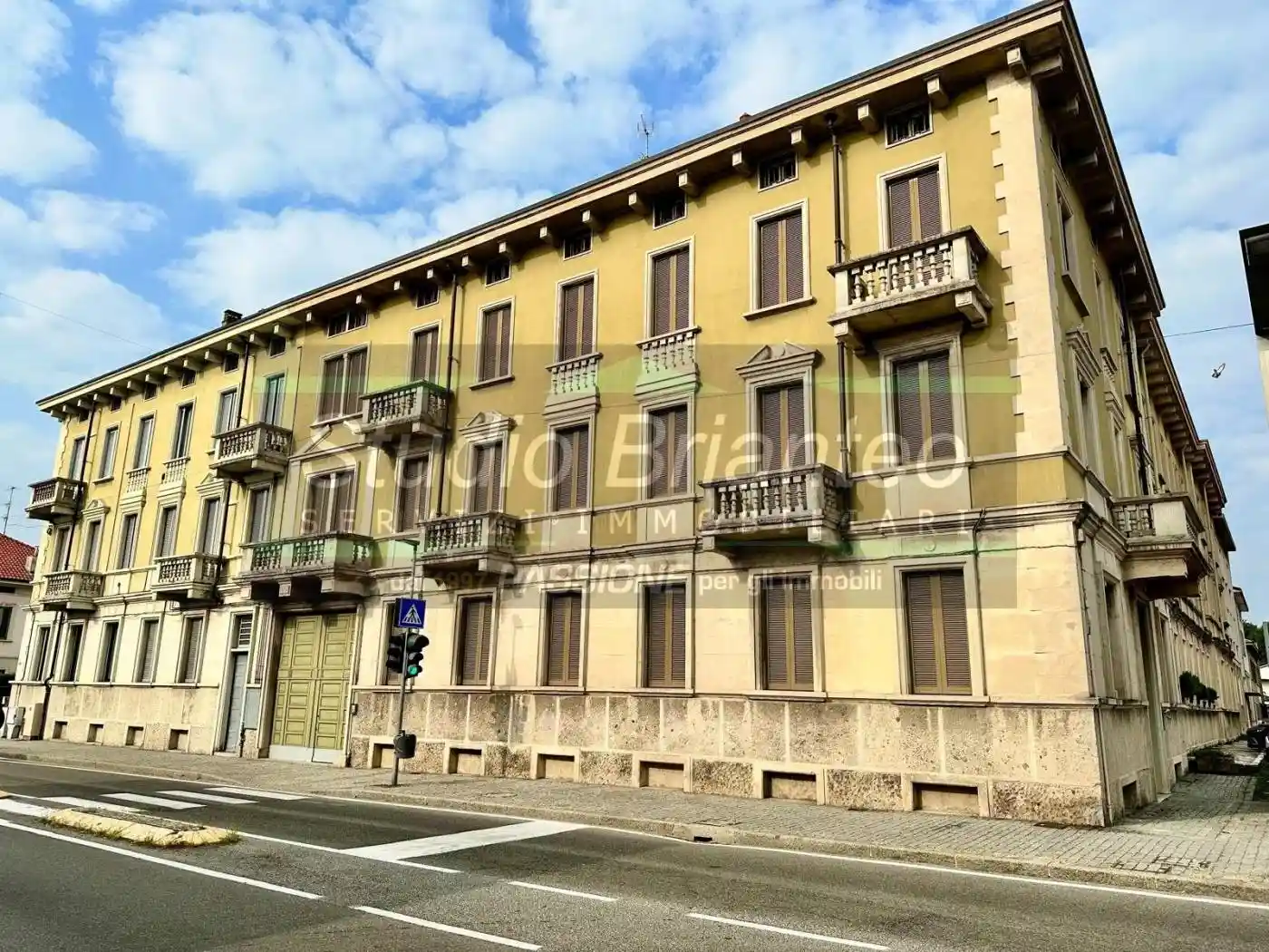 Palazzo - Edificio in vendita a Giussano