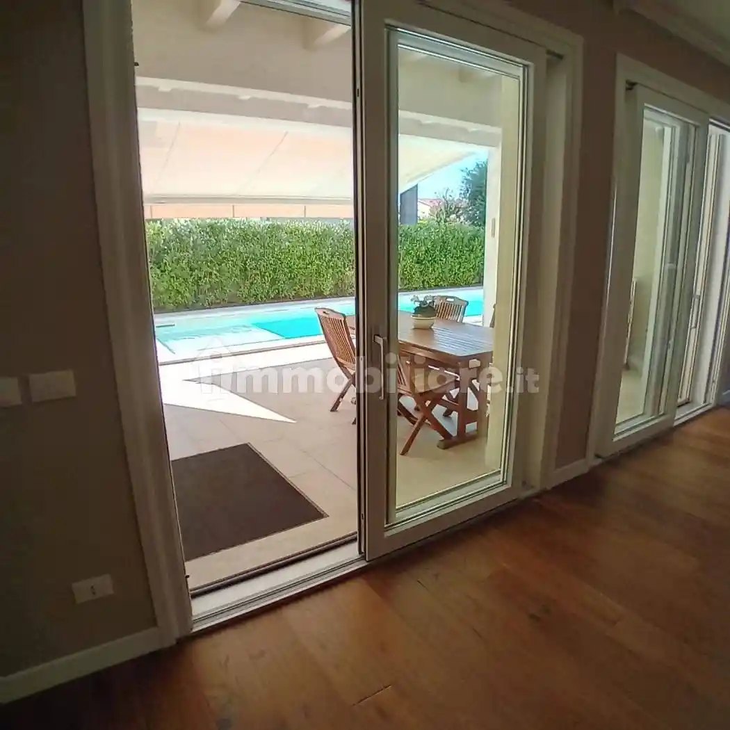 Villa in vendita a Peschiera del Garda