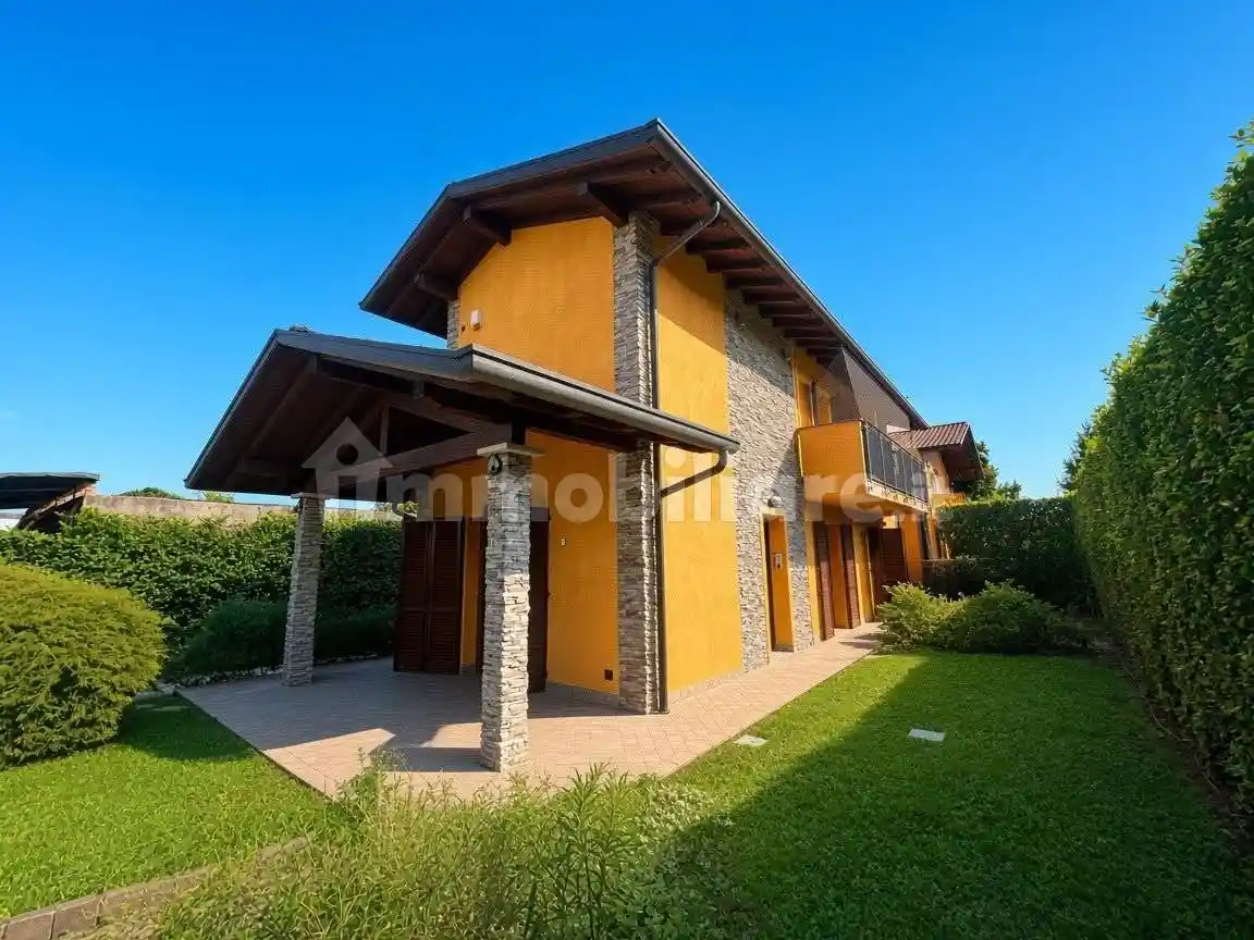 Villa in vendita a Sesto Calende
