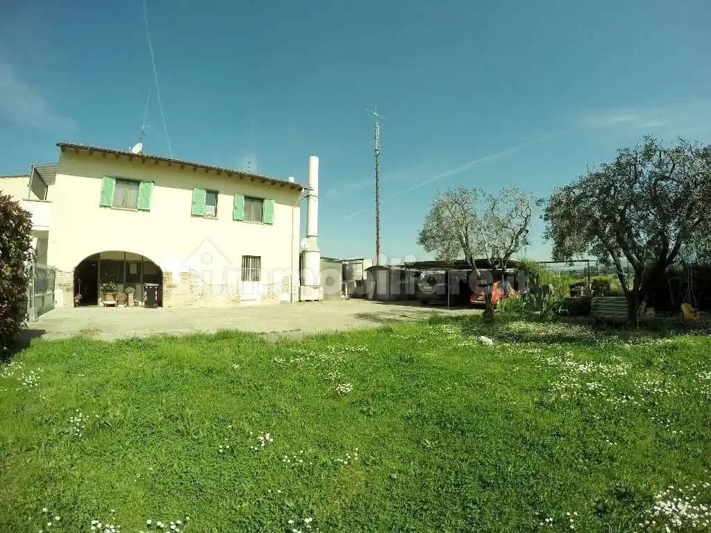 Casa indipendente in vendita a Campi Bisenzio