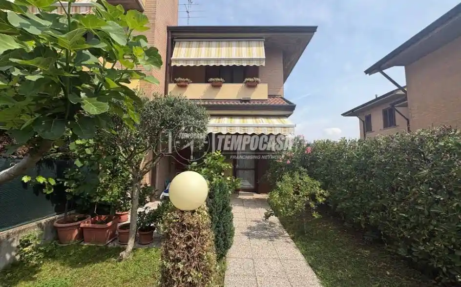 Villetta a schiera in vendita a Lazzate