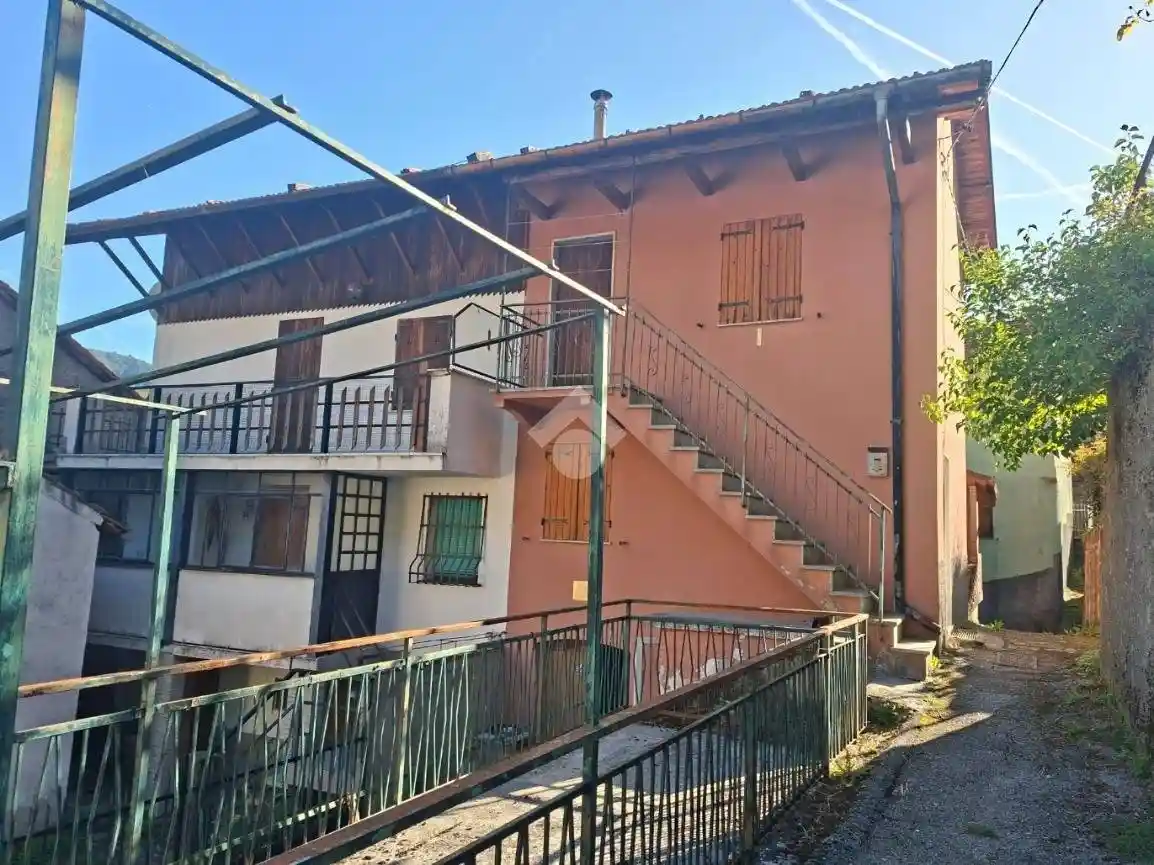 Casa indipendente in vendita a Vobbia