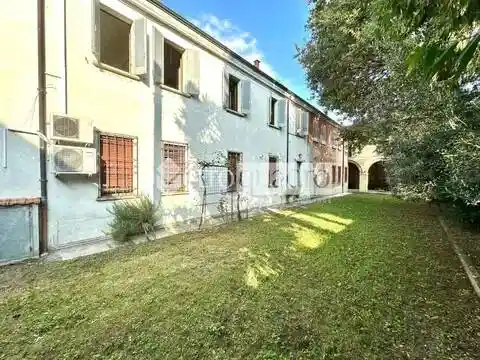 Palazzo - Edificio in vendita a Ostiglia
