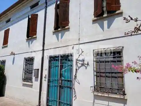 Villa in vendita a Serravalle a Po