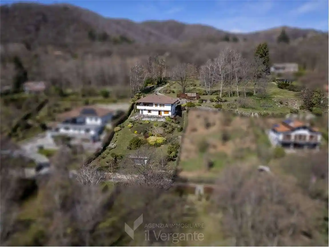 Villa in vendita a Nebbiuno