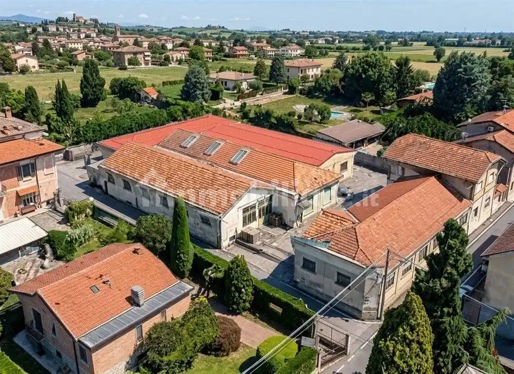 Palazzo - Edificio in vendita a Venegono Superiore