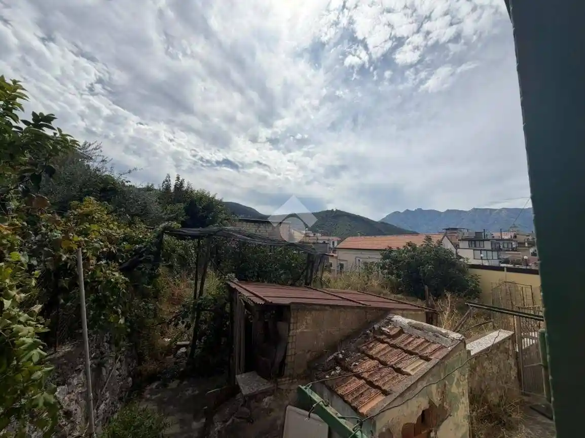 Casa indipendente in vendita a Lettere