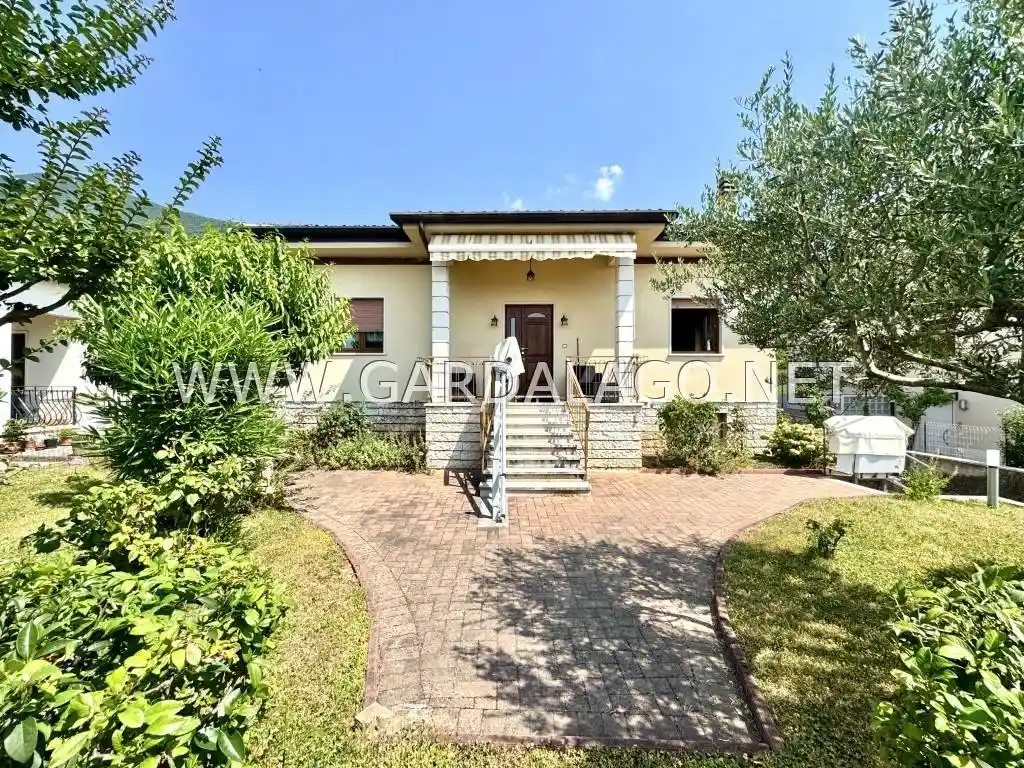 Villa in vendita a Caprino Veronese