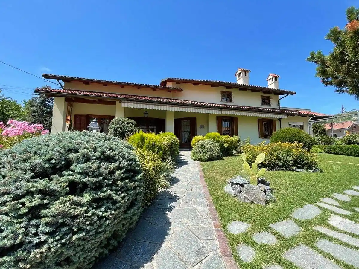 Villa in vendita a Santo Stefano Belbo