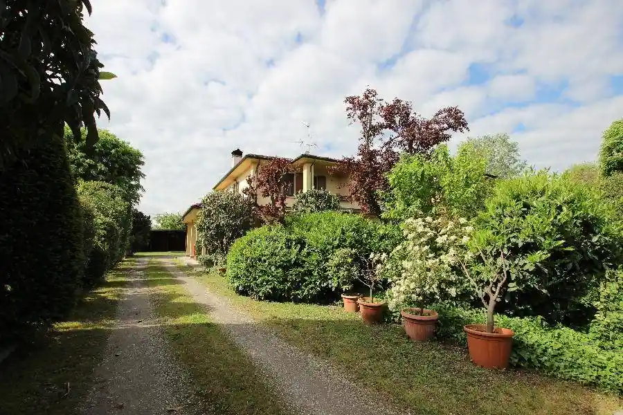 Villa in vendita a Calderara di Reno