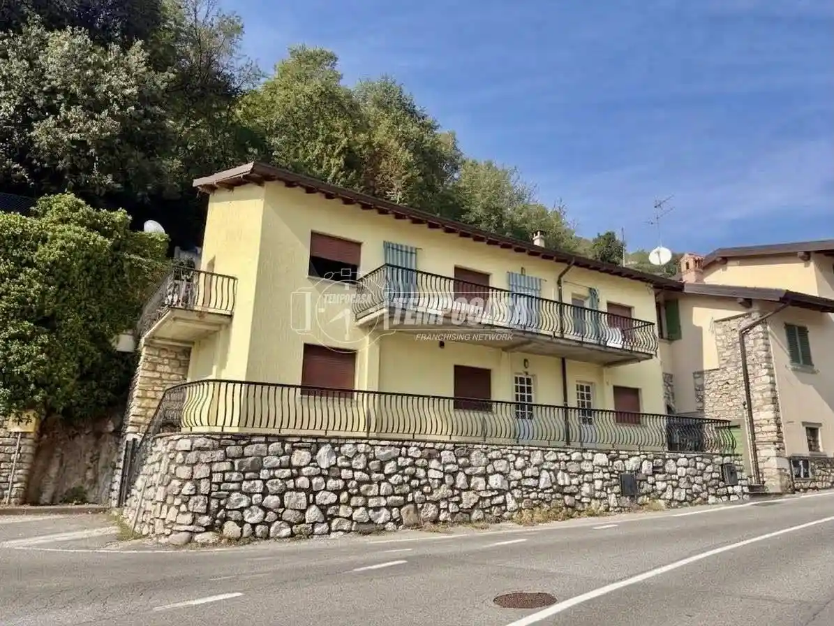 Casa indipendente in vendita a Adrara San Martino