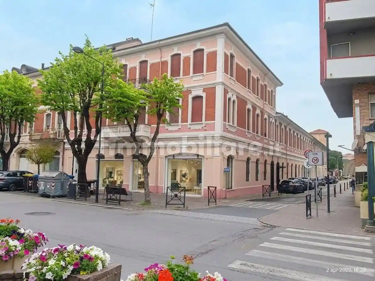 Palazzo - Edificio in vendita a Valenza