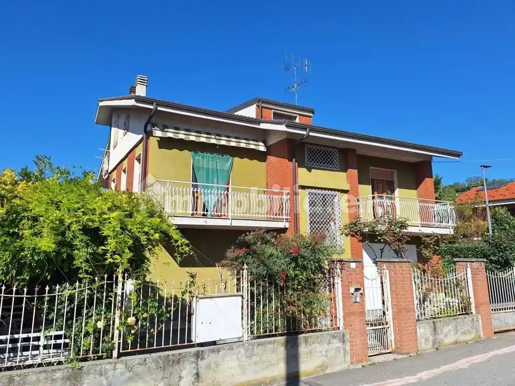 Villa in vendita a Santa Vittoria d'Alba