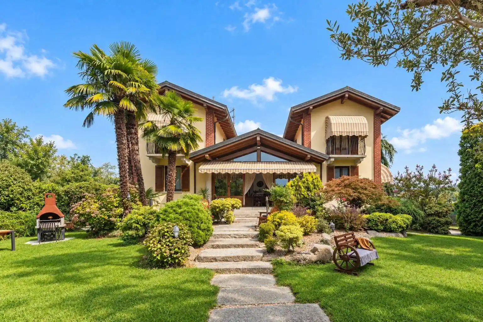 Villa in vendita a Angera