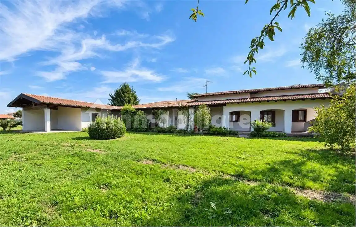 Villa in vendita a Oleggio