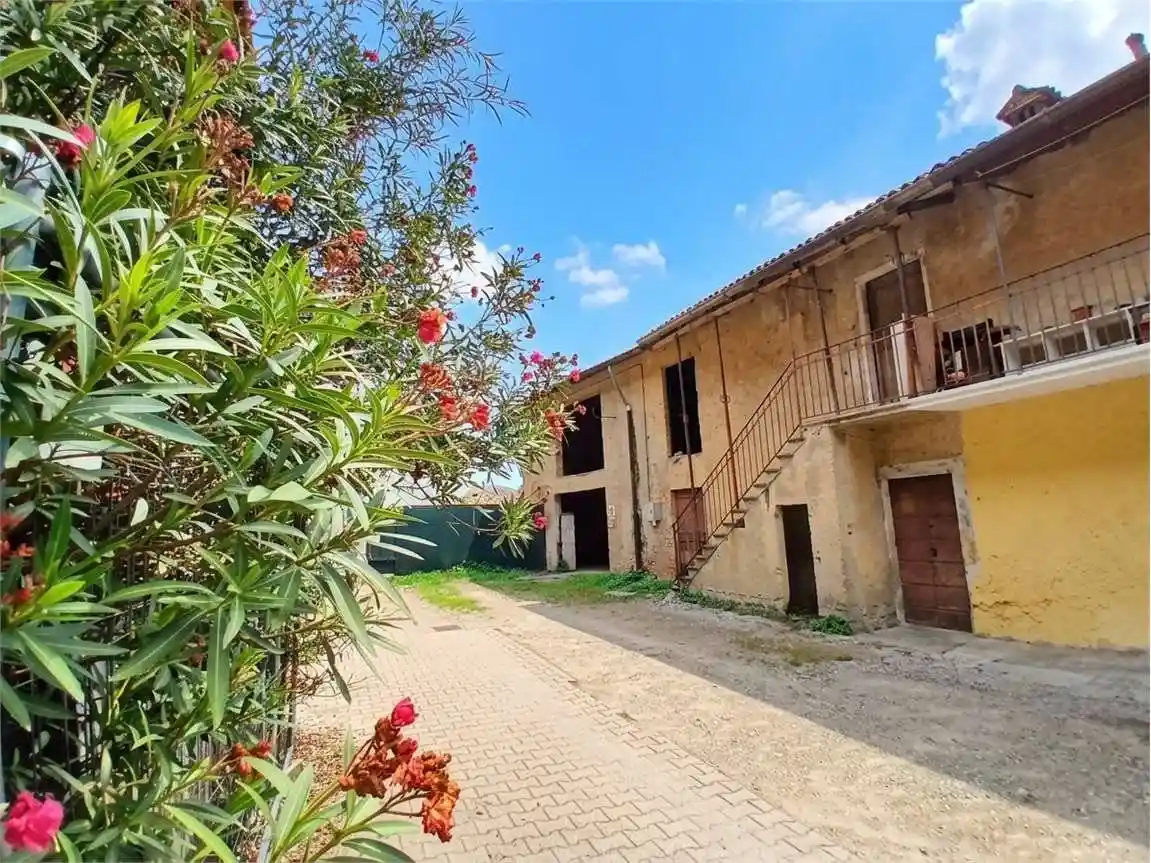 Rustico - Casale in vendita a Bizzarone